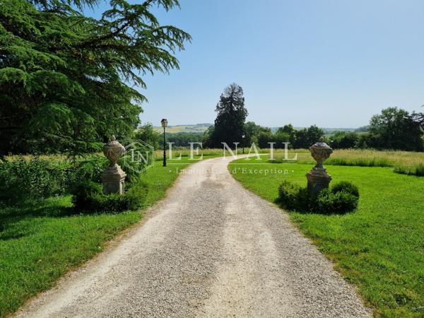 Ravissant château conjuguant art de vivre et potentiel d'exploitation commercial dans le Pays Fort