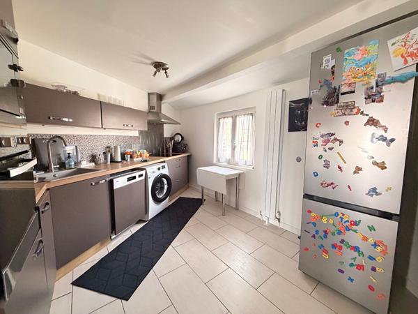 NOAILLES PROCHE MAISON SEJOUR COIN REPAS CUISINE AMENAGEE EQUIPEE SALLE D'EAU CHAMBRES CAVE TOTALE GARAGE JARDINS
