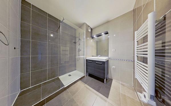 Appartement à vendre    4 pièces • 77,30 m2 Décines-Charpieu