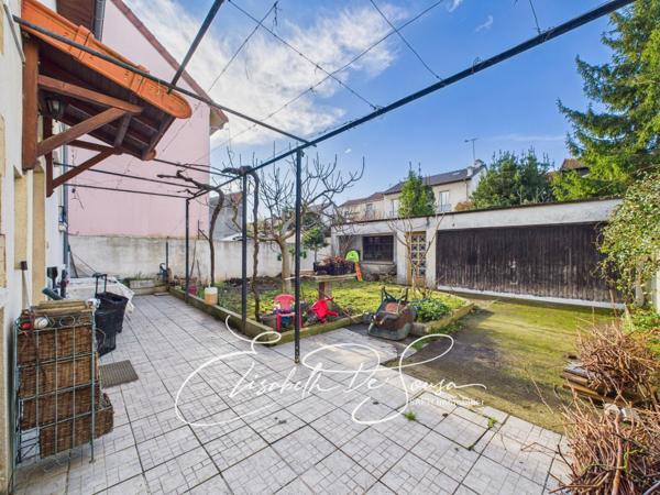 Maison familiale avec dépendance à deux pas du centre