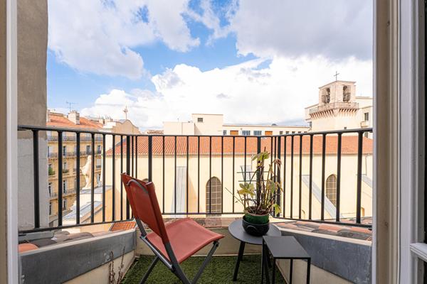 Duplex de caractère au dernier étage, balcons plein ciel sur les toits de Marseille