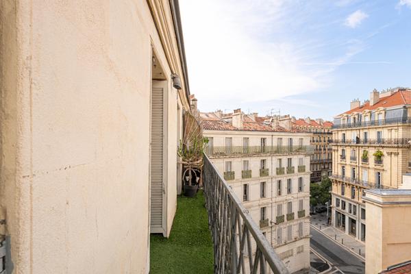 Duplex de caractère au dernier étage, balcons plein ciel sur les toits de Marseille