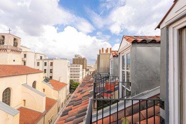 Duplex de caractère au dernier étage, balcons plein ciel sur les toits de Marseille