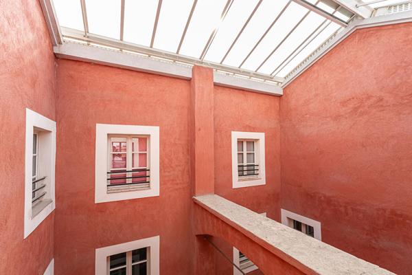 Duplex de caractère au dernier étage, balcons plein ciel sur les toits de Marseille