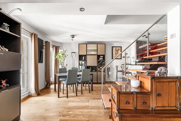 Duplex de caractère au dernier étage, balcons plein ciel sur les toits de Marseille