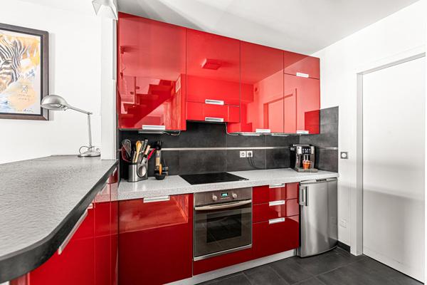 Duplex de caractère au dernier étage, balcons plein ciel sur les toits de Marseille