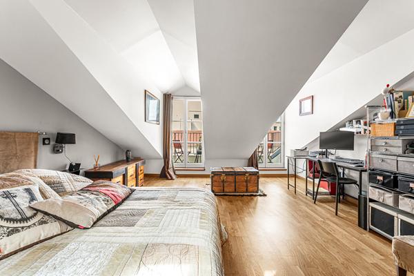 Duplex de caractère au dernier étage, balcons plein ciel sur les toits de Marseille