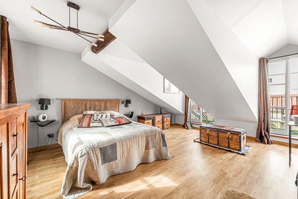 Duplex de caractère au dernier étage, balcons plein ciel sur les toits de Marseille