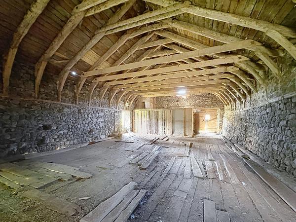 CHAMPCLAUSE Ancienne  ferme à rénover sur plus de 1400 m² de terrain avec vue dégagée