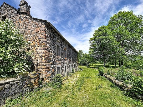 CHAMPCLAUSE Ancienne  ferme à rénover sur plus de 1400 m² de terrain avec vue dégagée