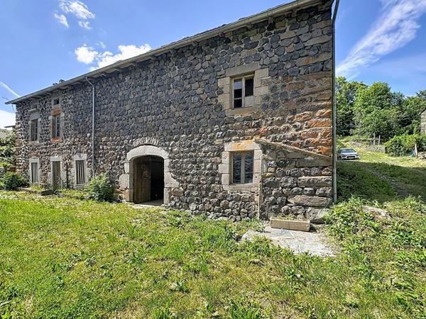 CHAMPCLAUSE Ancienne  ferme à rénover sur plus de 1400 m² de terrain avec vue dégagée