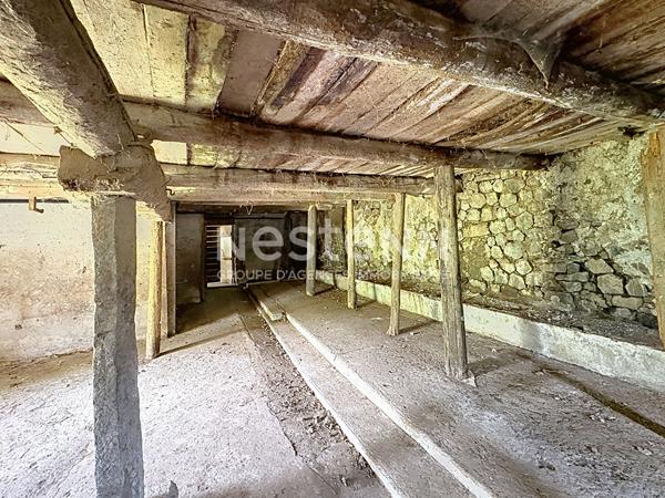 CHAMPCLAUSE Ancienne  ferme à rénover sur plus de 1400 m² de terrain avec vue dégagée