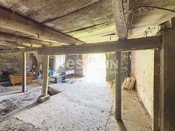 CHAMPCLAUSE Ancienne  ferme à rénover sur plus de 1400 m² de terrain avec vue dégagée