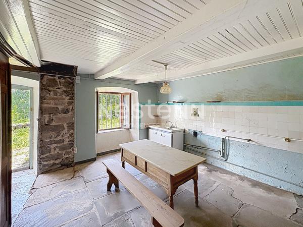 CHAMPCLAUSE Ancienne  ferme à rénover sur plus de 1400 m² de terrain avec vue dégagée