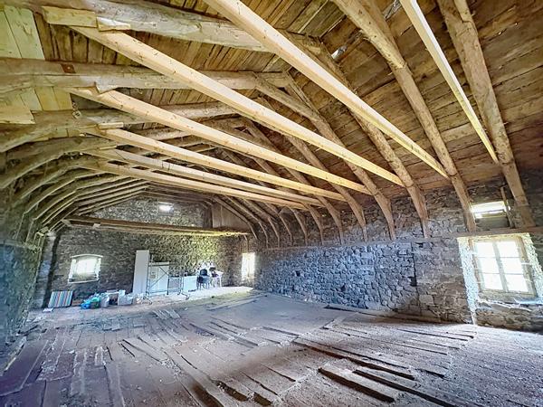 CHAMPCLAUSE Ancienne  ferme à rénover sur plus de 1400 m² de terrain avec vue dégagée