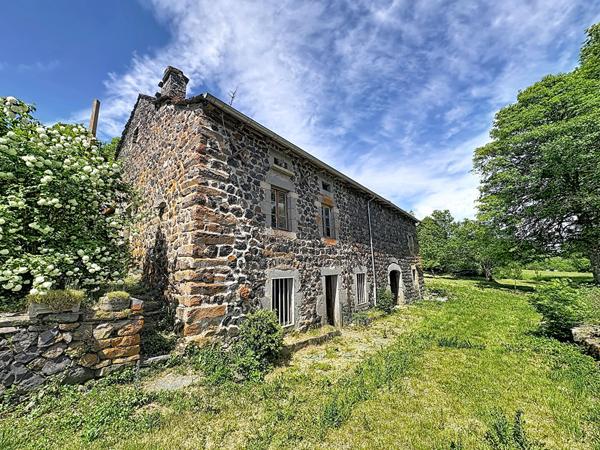 CHAMPCLAUSE Ancienne  ferme à rénover sur plus de 1400 m² de terrain avec vue dégagée