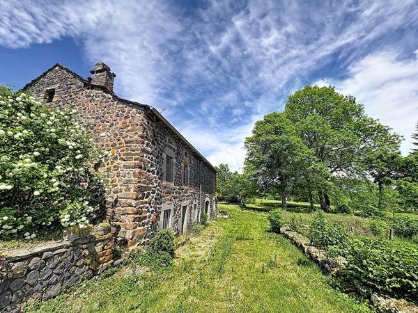 CHAMPCLAUSE Ancienne  ferme à rénover sur plus de 1400 m² de terrain avec vue dégagée