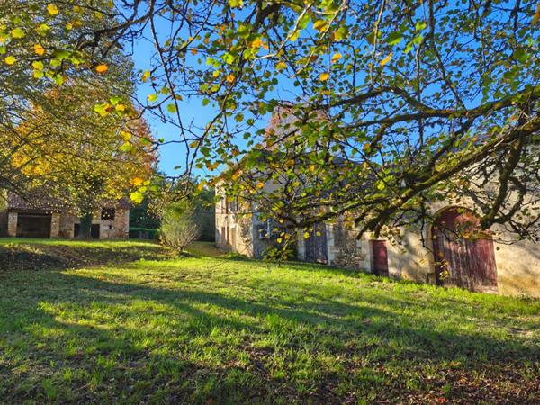 A la campagne, au calme, bel ensemble en pierre à rénover, cachet, gros potentiel