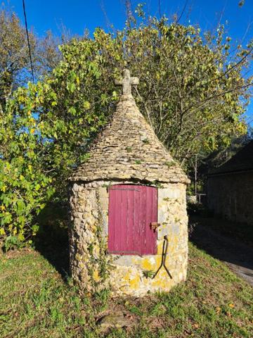 A la campagne, au calme, bel ensemble en pierre à rénover, cachet, gros potentiel