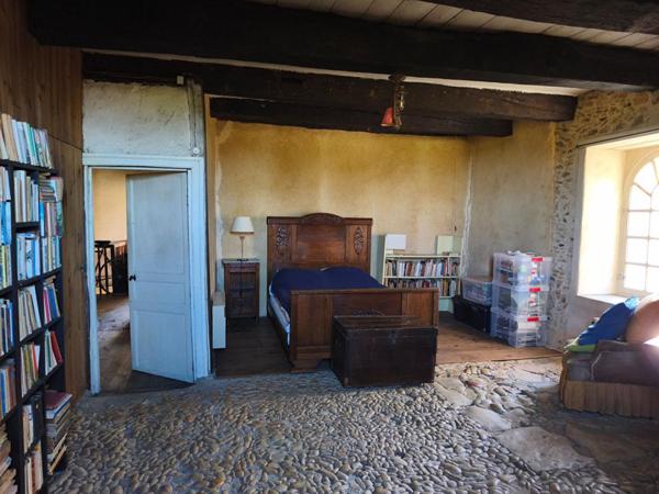 A la campagne, au calme, bel ensemble en pierre à rénover, cachet, gros potentiel