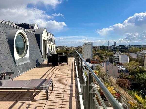 Dernier étage avec terrasse plein ciel et vue Tour Eiffel