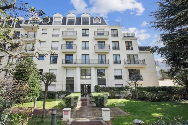 Dernier étage avec terrasse plein ciel et vue Tour Eiffel
