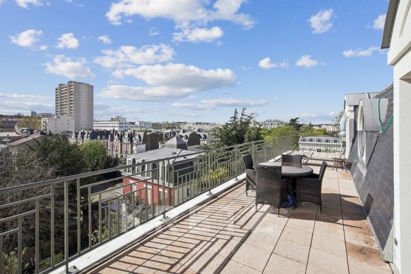 Dernier étage avec terrasse plein ciel et vue Tour Eiffel