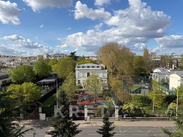 Dernier étage avec terrasse plein ciel et vue Tour Eiffel