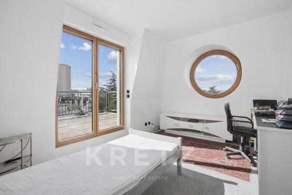 Dernier étage avec terrasse plein ciel et vue Tour Eiffel