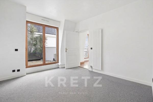 Dernier étage avec terrasse plein ciel et vue Tour Eiffel