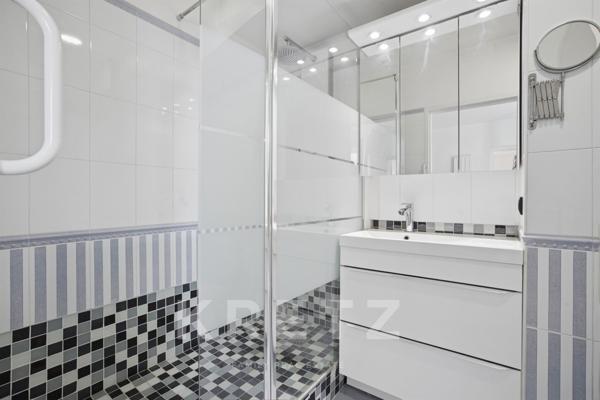 Dernier étage avec terrasse plein ciel et vue Tour Eiffel