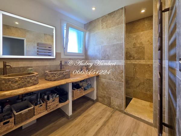 En EXCLUSIVITE à VILLENEUVE, Belle Maison de maçon de 144 m² (2 appartements) avec jardin clos et arboré