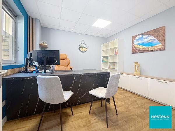 Roanne, hyper centre, à deux pas de la mairie locaux de bureau d'environ 70,71 m2 avec places de parking