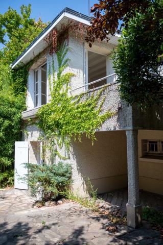 Maison de caractère, jardin plein et garage - Nantes Saint-Pasquier / Procé Il y a des maisons qui séduisent par ce qu’elles dégagent. Ici, la lumière, les parquets anciens, les cheminées, les grandes fenêtres et la végétation omniprésente donnent immédiatement le ton.
