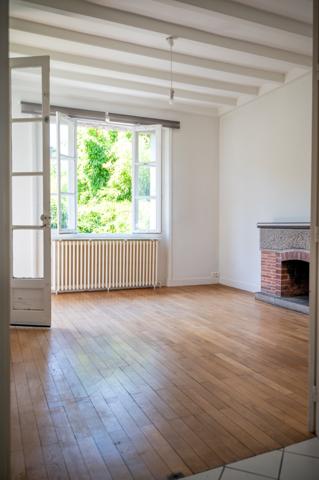 Maison de caractère, jardin plein et garage - Nantes Saint-Pasquier / Procé Il y a des maisons qui séduisent par ce qu’elles dégagent. Ici, la lumière, les parquets anciens, les cheminées, les grandes fenêtres et la végétation omniprésente donnent immédiatement le ton.
