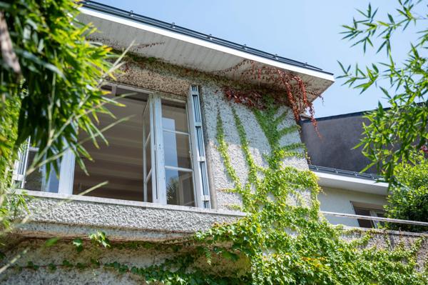 Maison de caractère, jardin plein et garage - Nantes Saint-Pasquier / Procé Il y a des maisons qui séduisent par ce qu’elles dégagent. Ici, la lumière, les parquets anciens, les cheminées, les grandes fenêtres et la végétation omniprésente donnent immédiatement le ton.