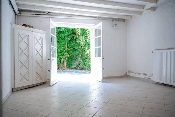 Maison de caractère, jardin plein et garage - Nantes Saint-Pasquier / Procé Il y a des maisons qui séduisent par ce qu’elles dégagent. Ici, la lumière, les parquets anciens, les cheminées, les grandes fenêtres et la végétation omniprésente donnent immédiatement le ton.