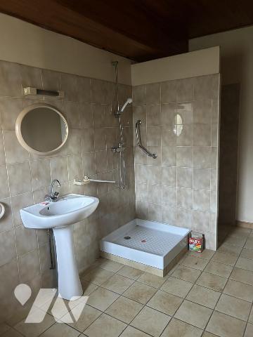 Ancienne ferme à rénover avec cour et dépendances, sur la Commune de BOURG-DE-PEAGE.