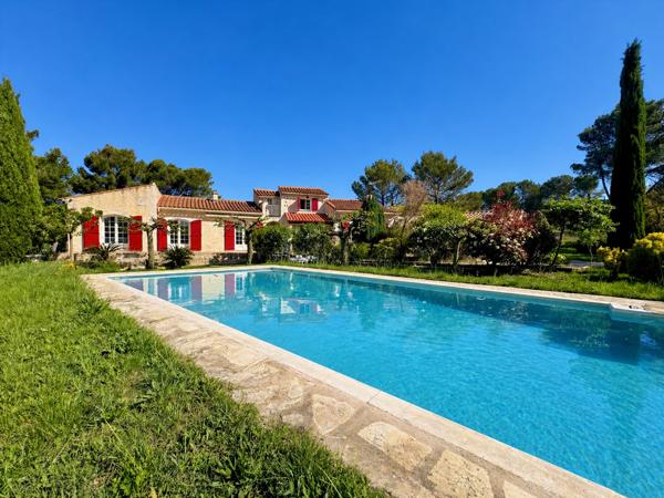 Ventabren (13122) VENTABREN – Maison de charme majoritairement de plain-pied avec piscine sur plus de 6000 m² de terrain