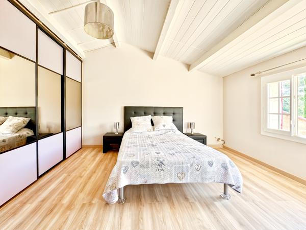 Ventabren (13122) VENTABREN – Maison de charme majoritairement de plain-pied avec piscine sur plus de 6000 m² de terrain