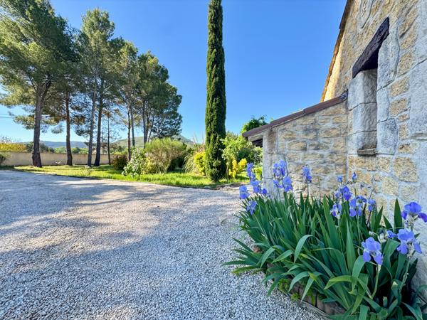 Ventabren (13122) VENTABREN – Maison de charme majoritairement de plain-pied avec piscine sur plus de 6000 m² de terrain
