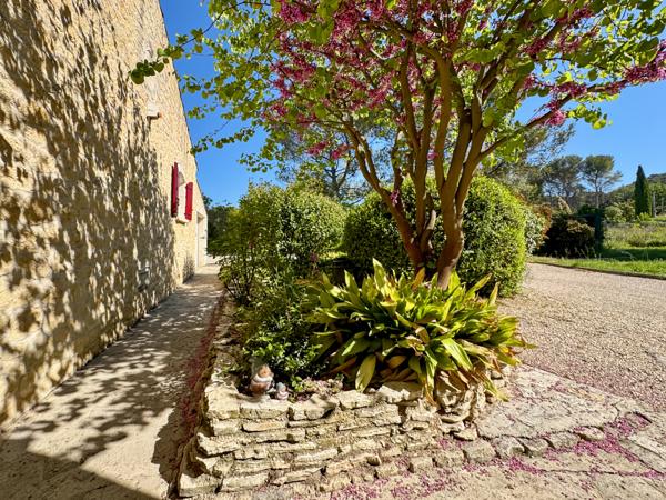 Ventabren (13122) VENTABREN – Maison de charme majoritairement de plain-pied avec piscine sur plus de 6000 m² de terrain