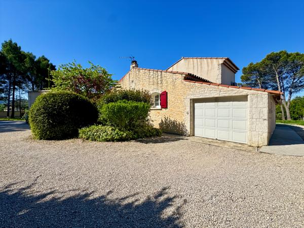 Ventabren (13122) VENTABREN – Maison de charme majoritairement de plain-pied avec piscine sur plus de 6000 m² de terrain