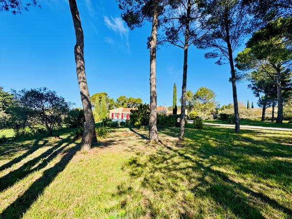 Ventabren (13122) VENTABREN – Maison de charme majoritairement de plain-pied avec piscine sur plus de 6000 m² de terrain
