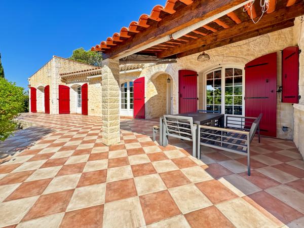 Ventabren (13122) VENTABREN – Maison de charme majoritairement de plain-pied avec piscine sur plus de 6000 m² de terrain