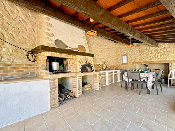Ventabren (13122) VENTABREN – Maison de charme majoritairement de plain-pied avec piscine sur plus de 6000 m² de terrain
