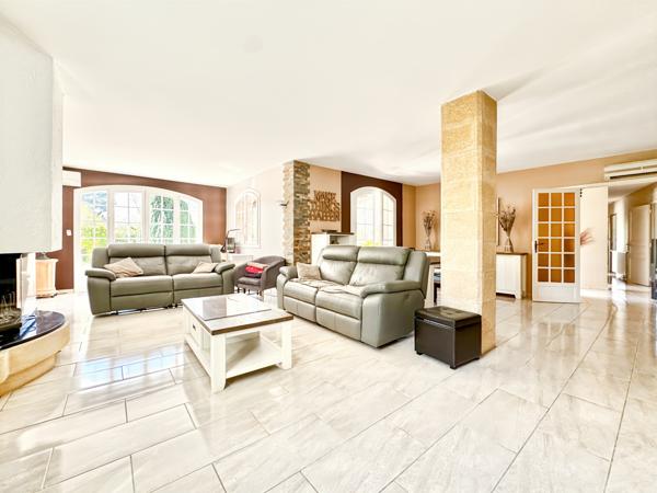 Ventabren (13122) VENTABREN – Maison de charme majoritairement de plain-pied avec piscine sur plus de 6000 m² de terrain