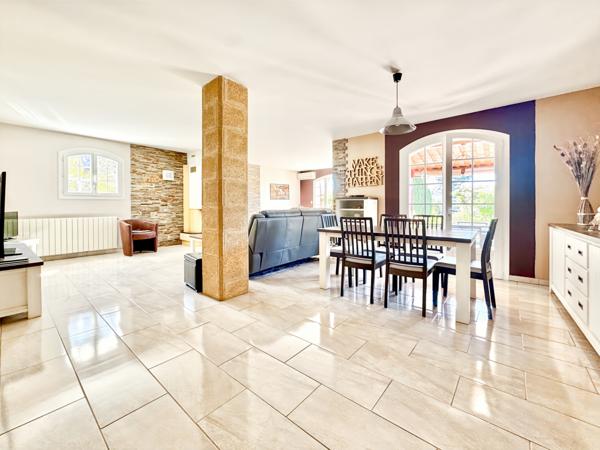 Ventabren (13122) VENTABREN – Maison de charme majoritairement de plain-pied avec piscine sur plus de 6000 m² de terrain