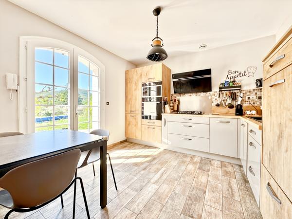Ventabren (13122) VENTABREN – Maison de charme majoritairement de plain-pied avec piscine sur plus de 6000 m² de terrain