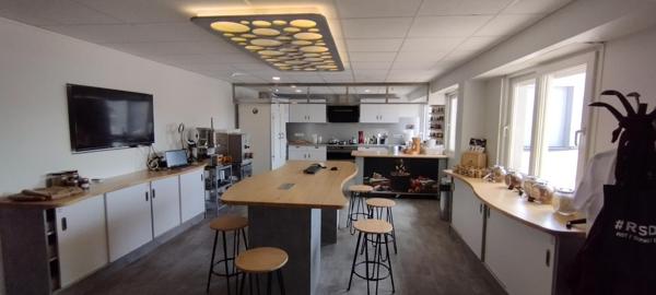 Bâtiment opérationnel, bien agencé, composé de 500 m2  de bureaux et de 380 m2 d'entrepôt sur 2190 m2 de terrain Saint-Donat-Sur-L'Herbasse